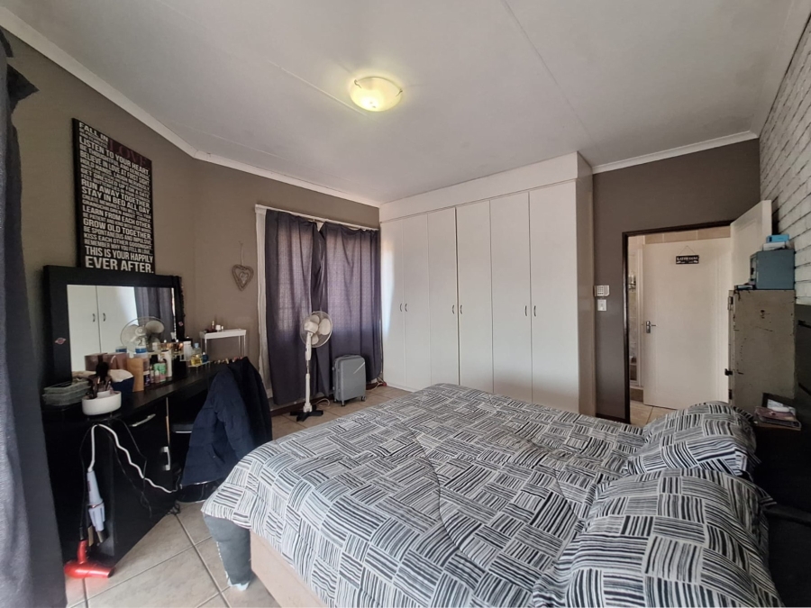 To Let 2 Bedroom Property for Rent in Meerhof North West